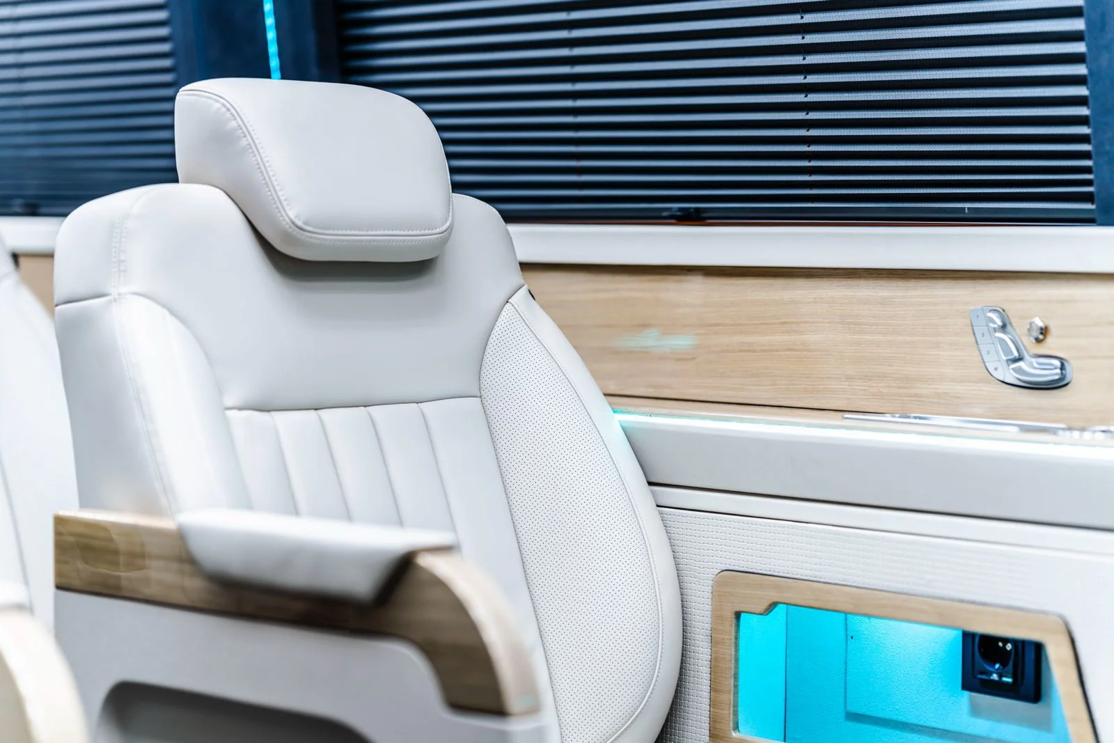 VIP Mercedes Sprinter 8