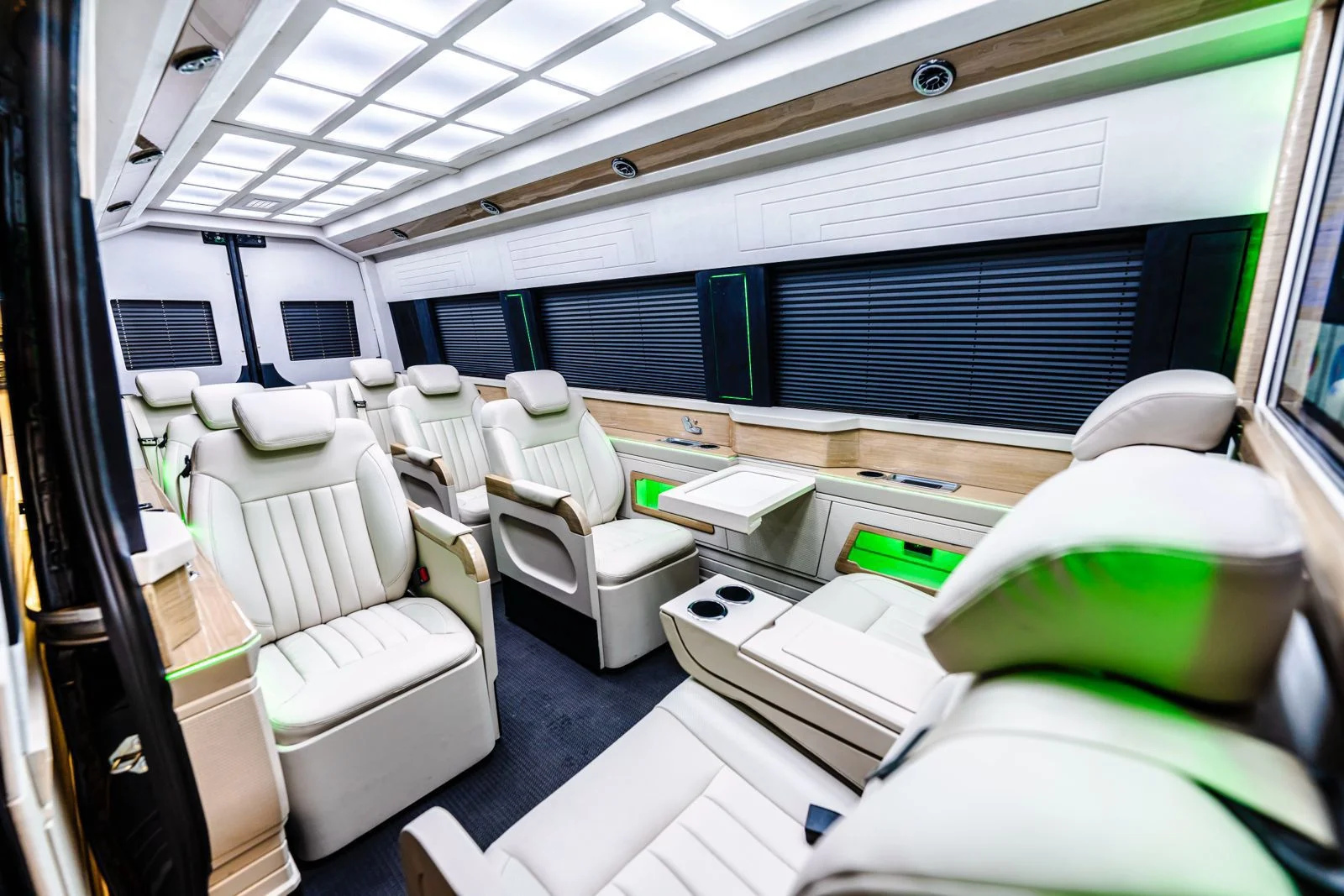 VIP Mercedes Sprinter 16